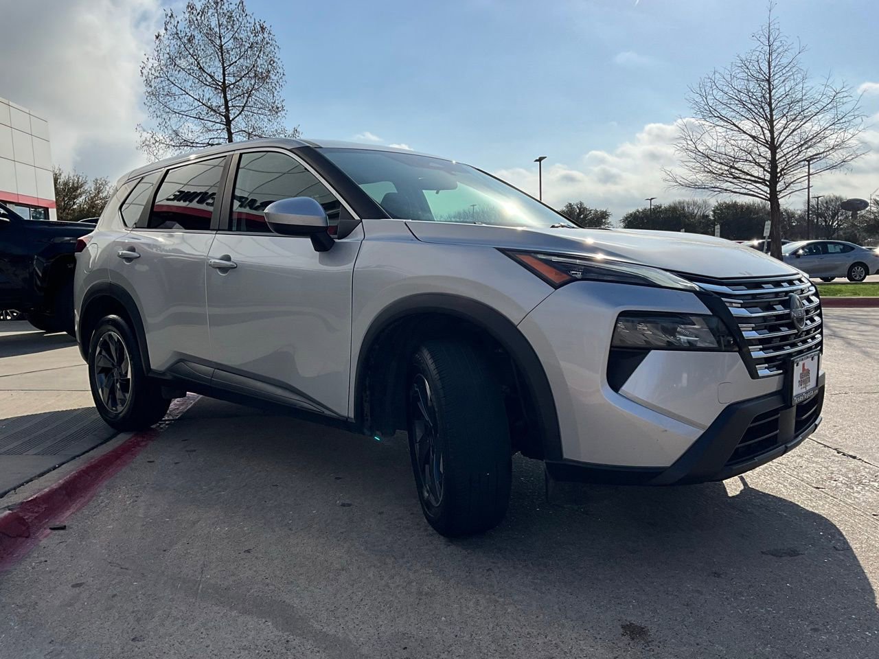 Used 2025 Nissan Rogue SV image 4