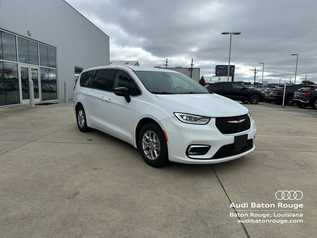 Used 2024 Chrysler Pacifica Touring-L image 3