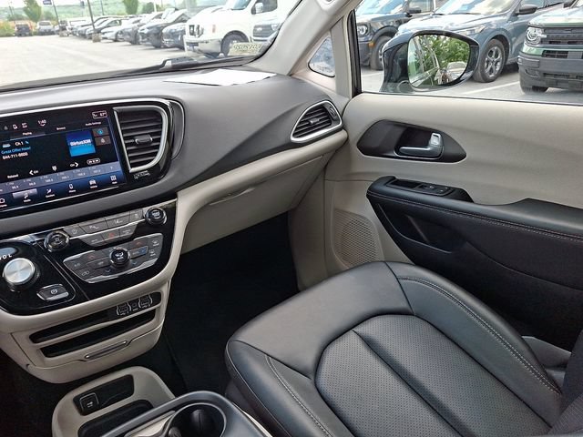 Used 2024 Chrysler Pacifica Touring-L FWD image 23
