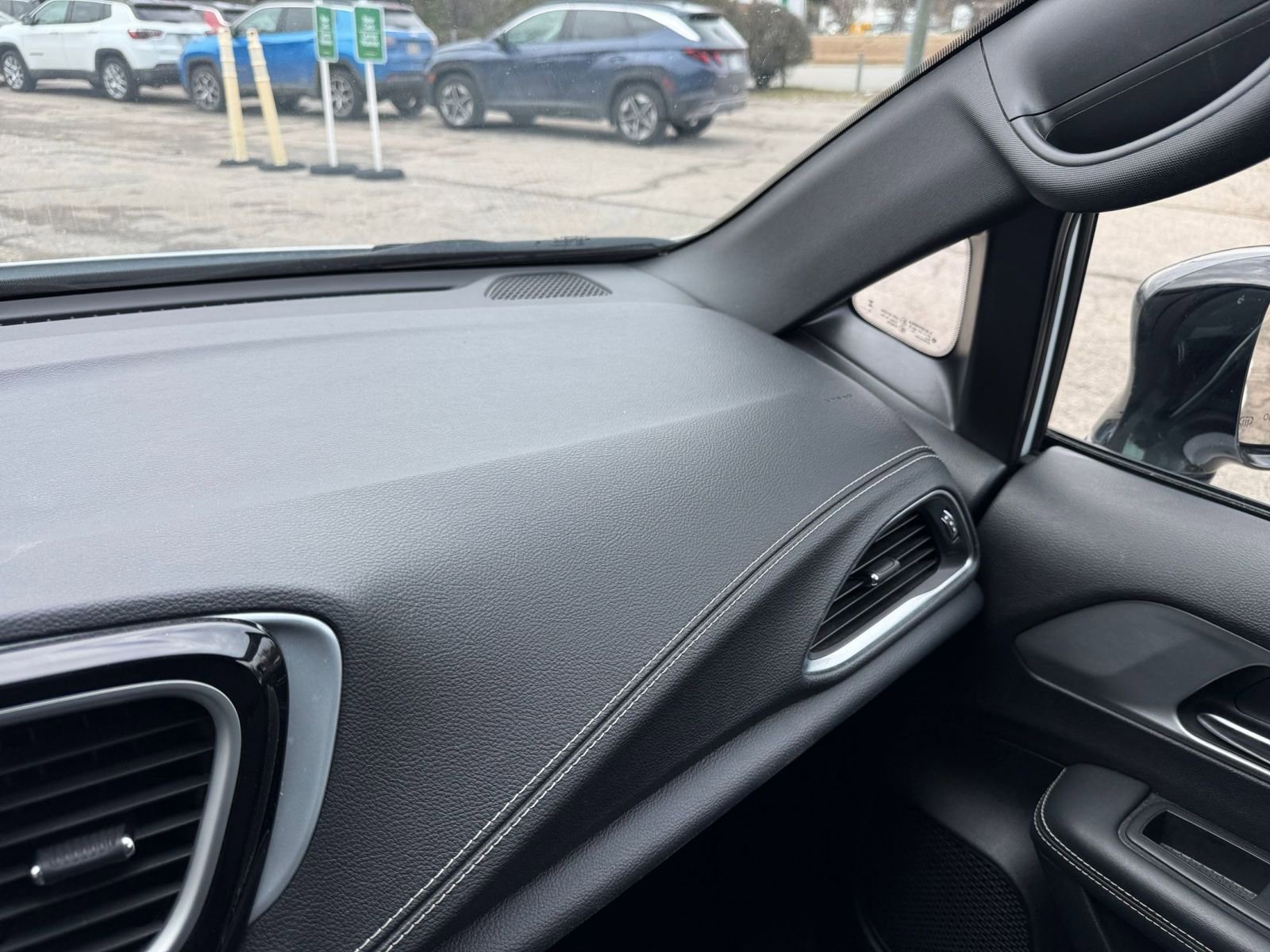 Used 2025 Chrysler Pacifica Limited image 34