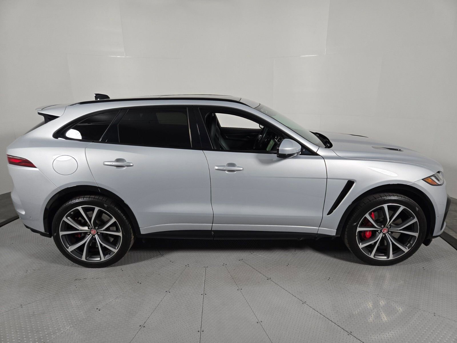 Used 2023 Jaguar F-PACE SVR image 6