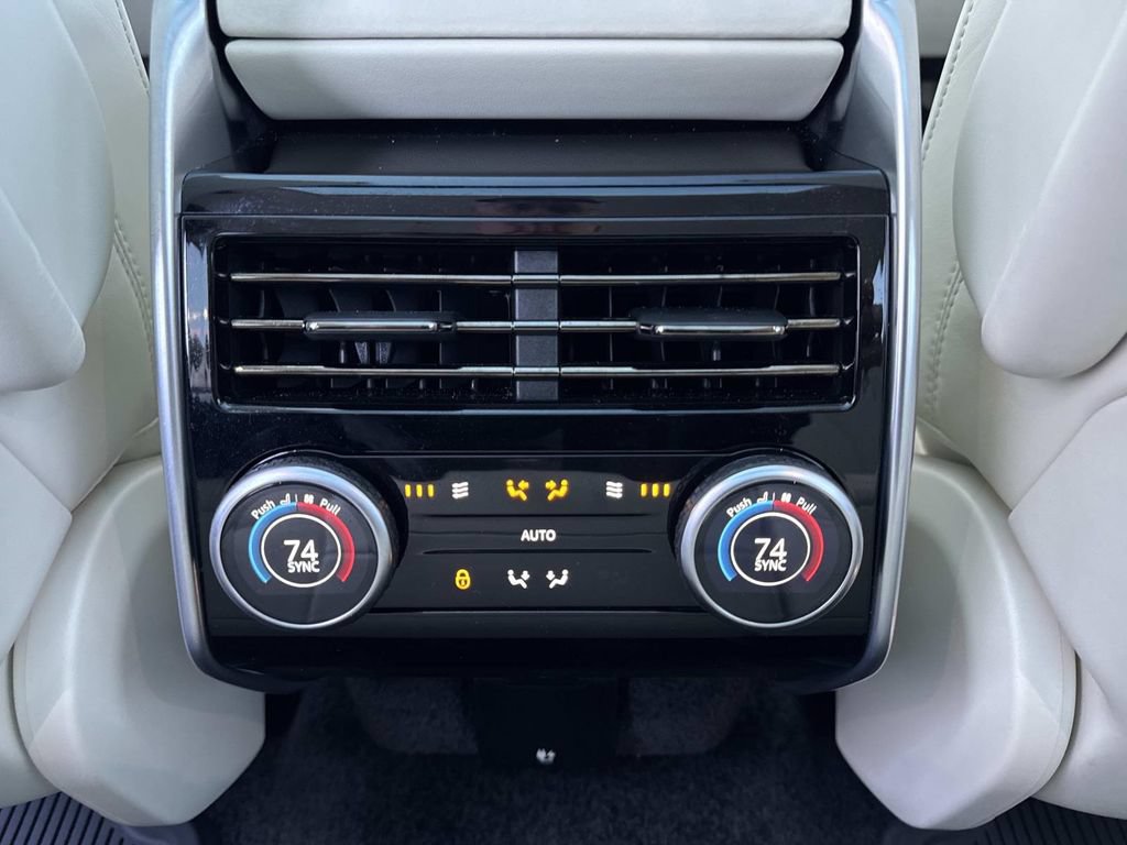 Certified 2025 Land Rover Range Rover SE AWD/4WD image 17