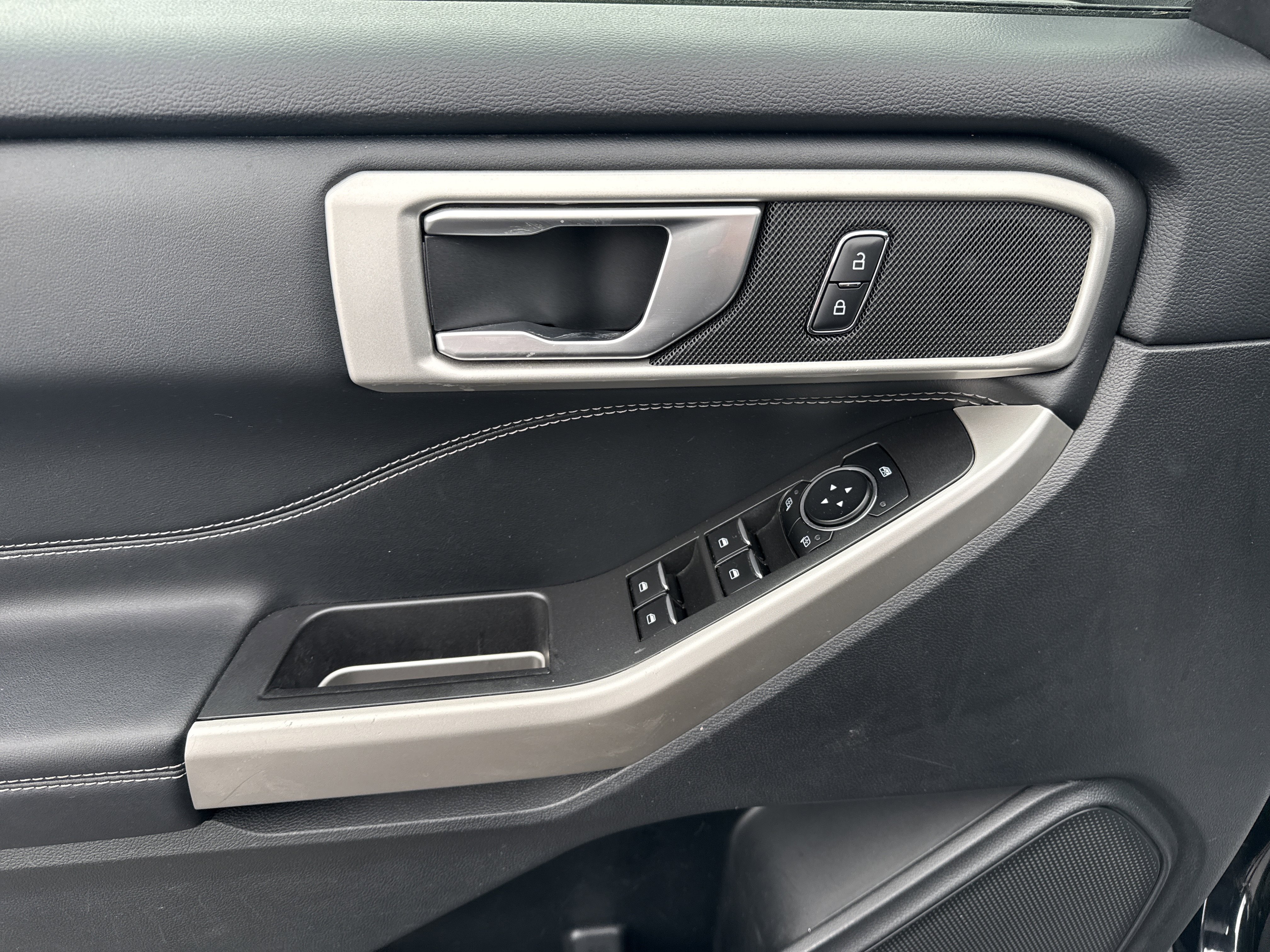 Used 2022 Ford Explorer XLT w/ Equipment Group 202A image 18