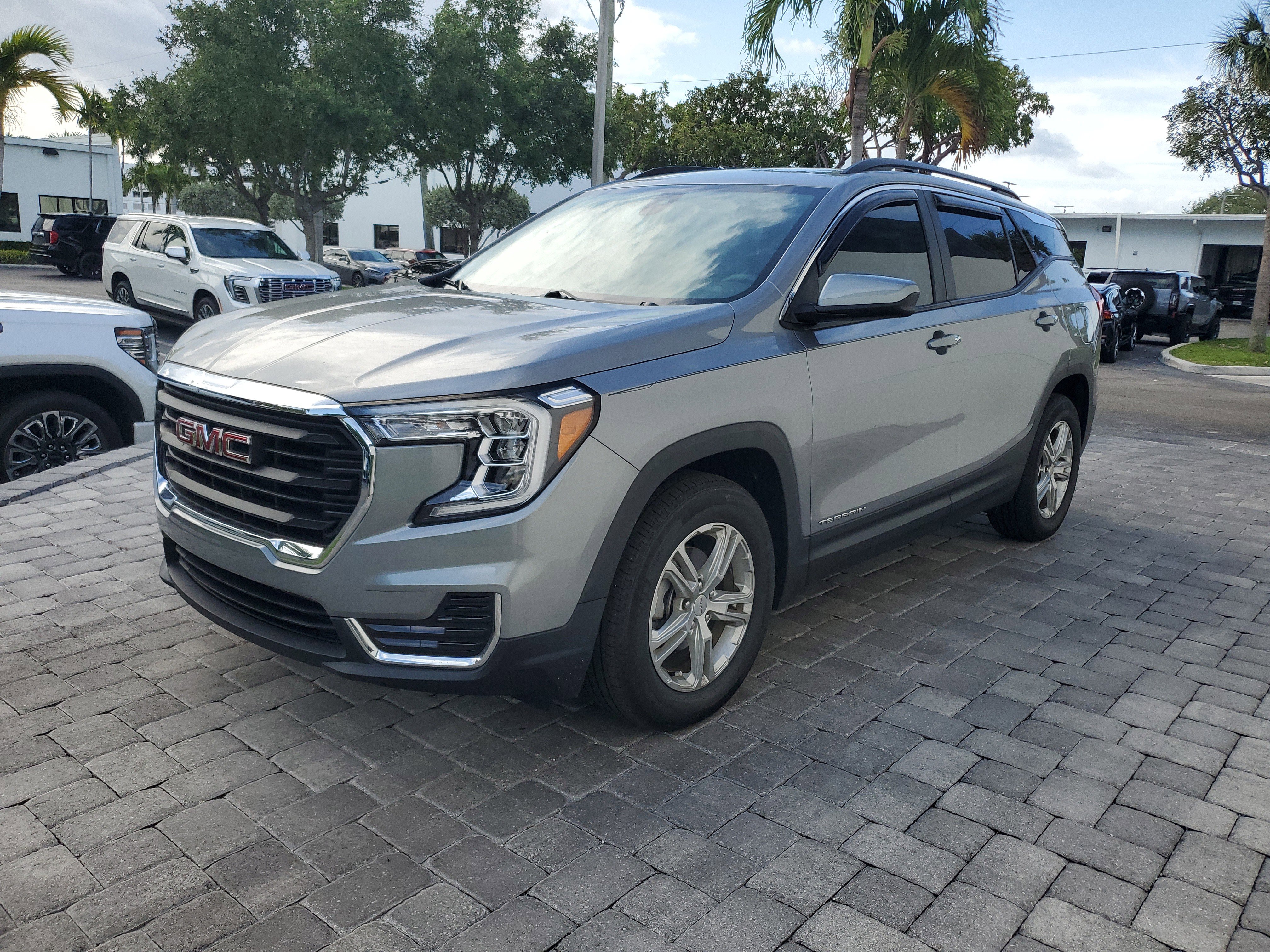 Used 2024 GMC Terrain SLE w/ Driver Convenience Package image 3