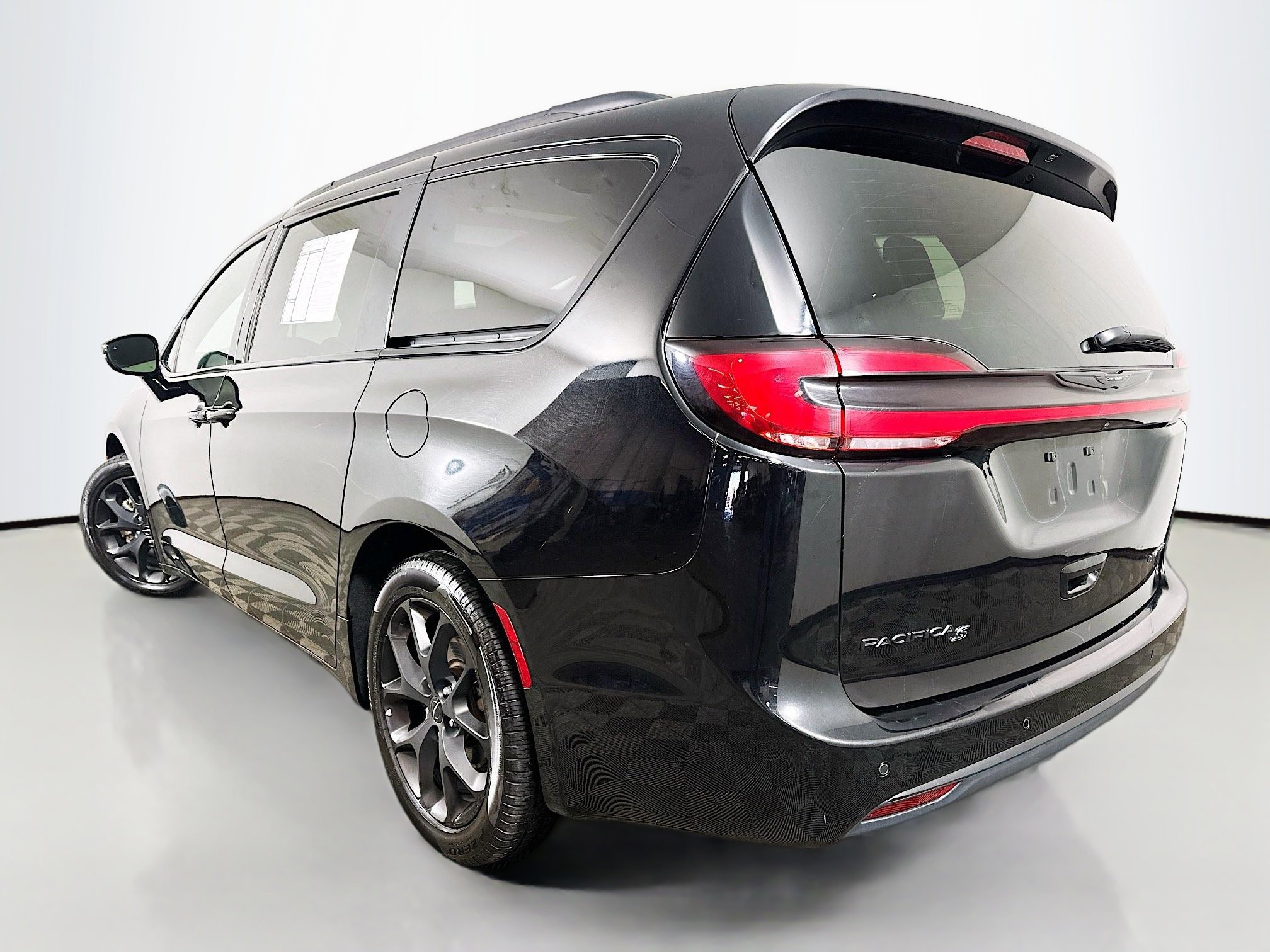 Used 2025 Chrysler Pacifica Limited FWD image 5