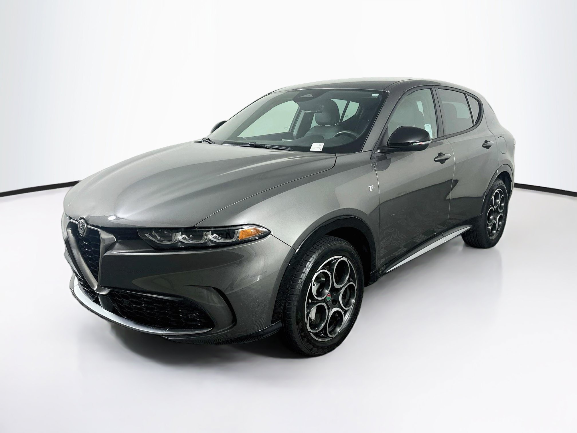 Used 2024 Alfa Romeo Tonale Ti w/ Premium Interior Package AWD/4WD image 3