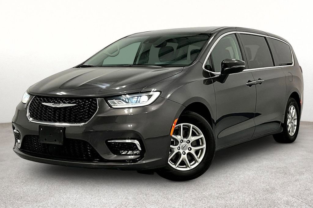Used 2023 Chrysler Pacifica Touring-L image 14