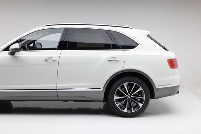 Used 2017 Bentley Bentayga image 19