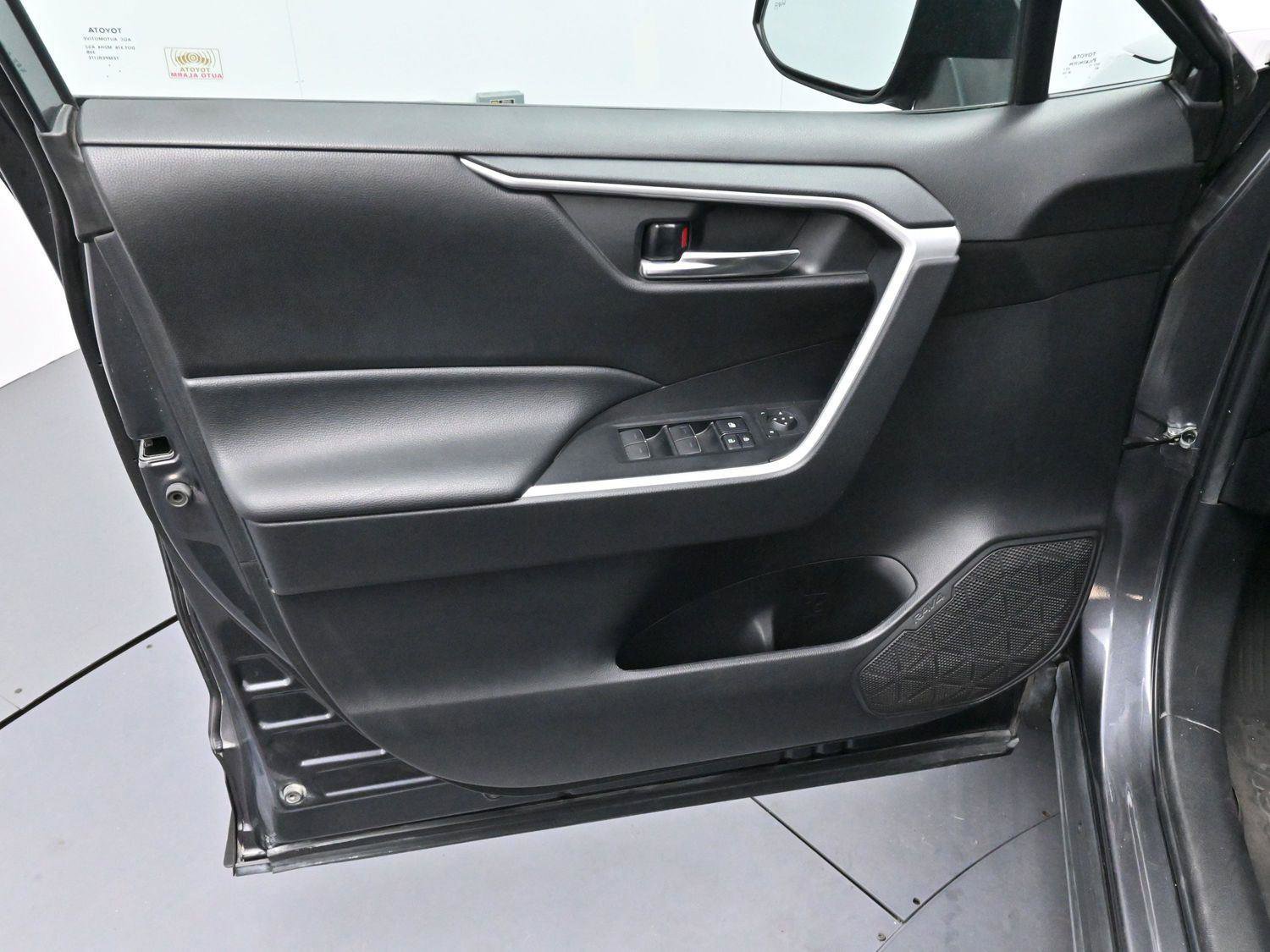 Used 2022 Toyota RAV4 XLE w/ Convenience Package image 11