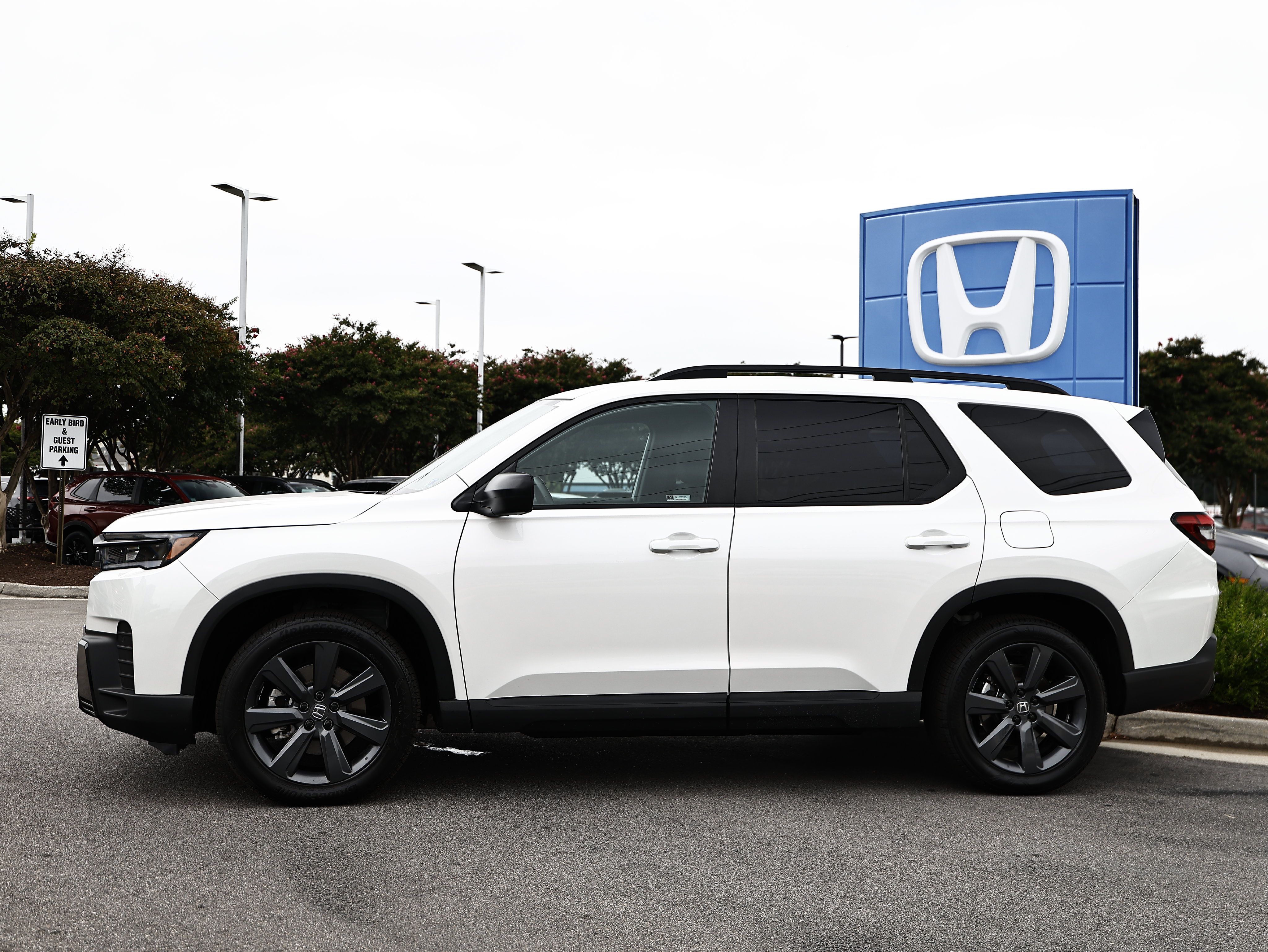 Used 2026 Honda Pilot Sport image 4