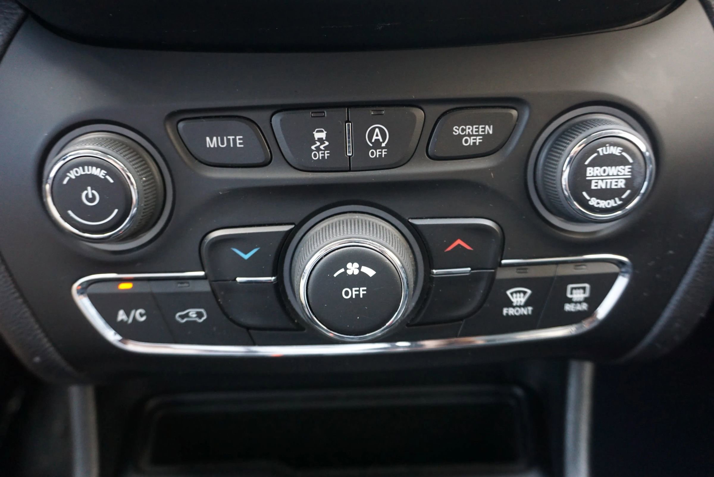 Used 2019 Jeep Cherokee Latitude Plus image 29