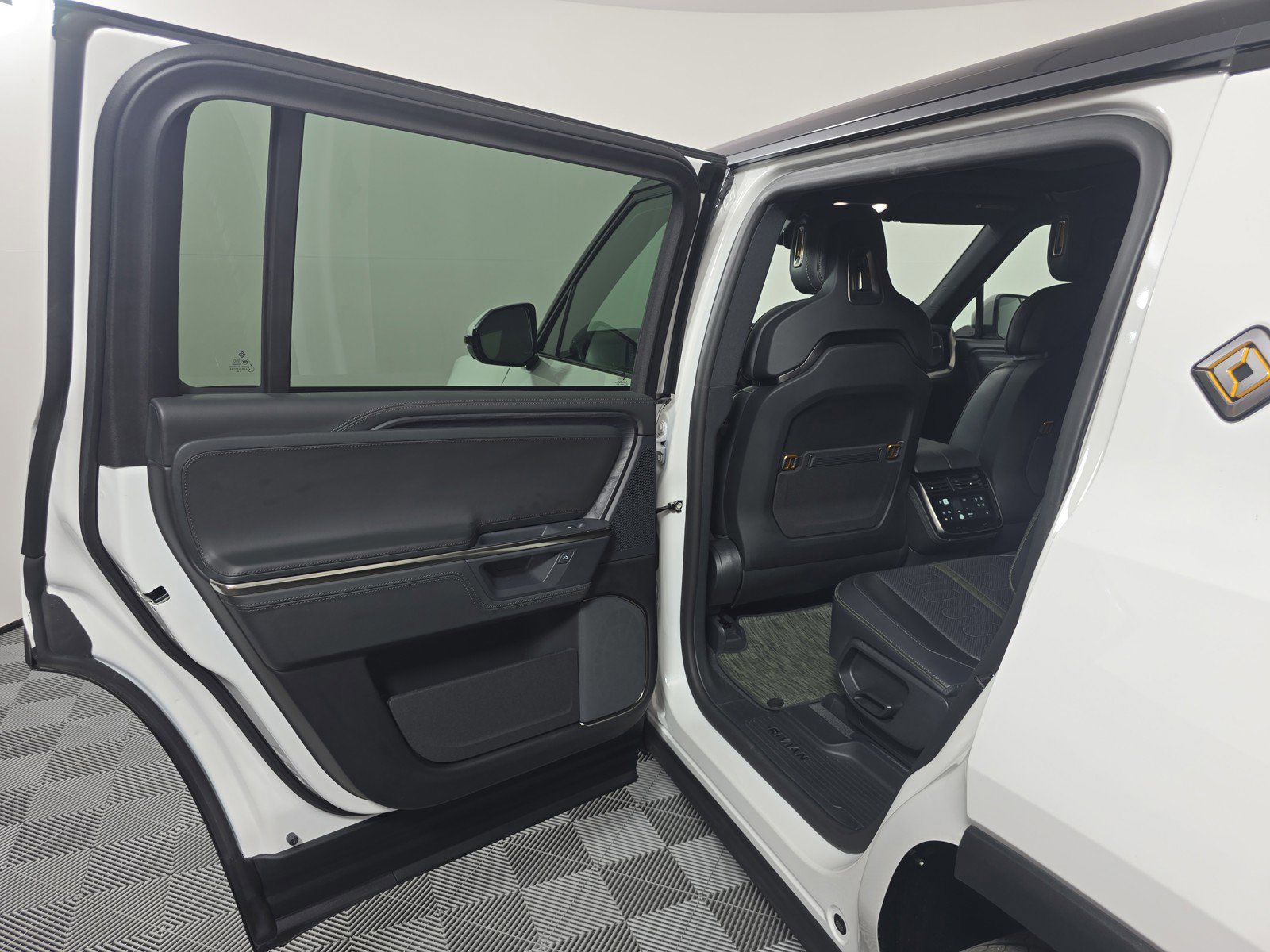 Used 2025 Rivian R1S Adventure AWD/4WD image 17