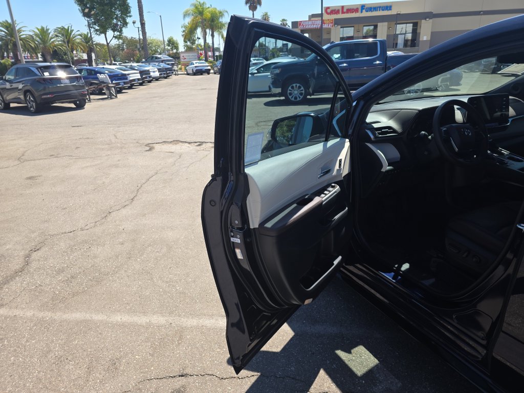 Used 2021 Toyota Sienna Platinum FWD image 10