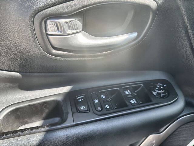 Used 2023 Jeep Renegade Latitude AWD/4WD image 21