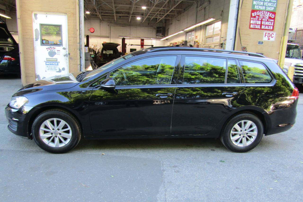 Used 2017 Volkswagen Golf S FWD image 2