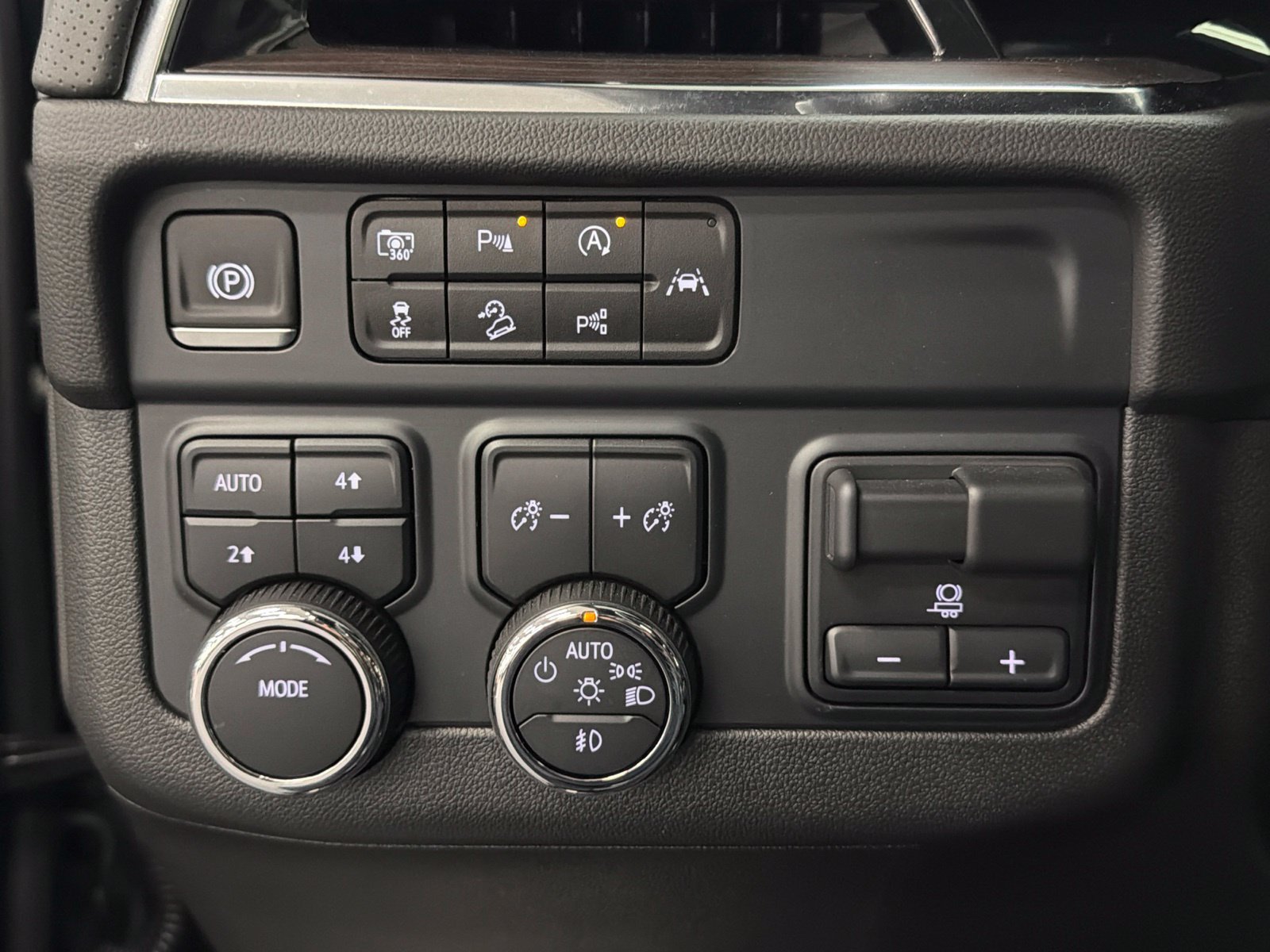 Used 2025 Chevrolet Suburban Premier w/ Sun And Tow Package AWD/4WD image 30