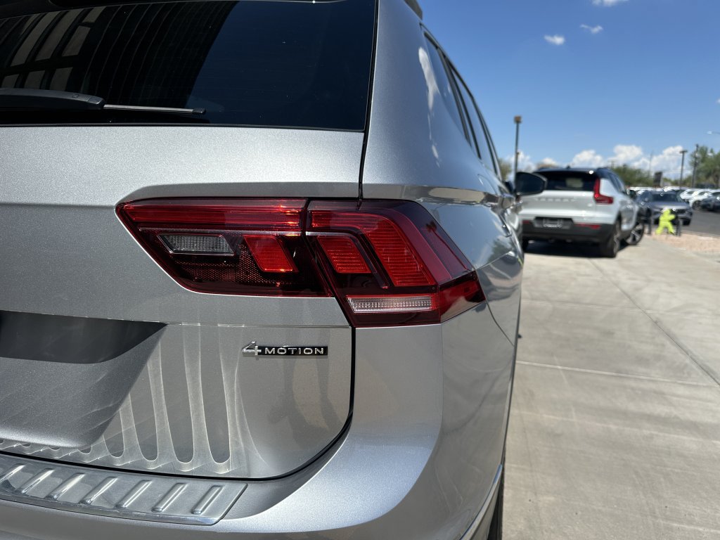Used 2022 Volkswagen Tiguan SE w/ Panoramic Sunroof Package AWD/4WD image 12