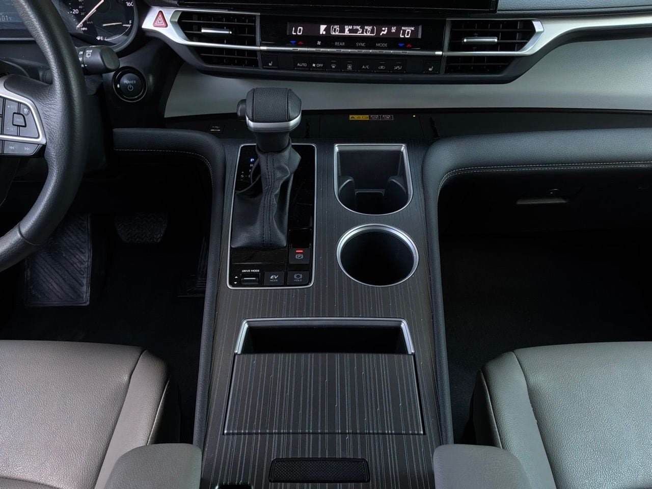 Used 2025 Toyota Sienna XLE FWD image 17