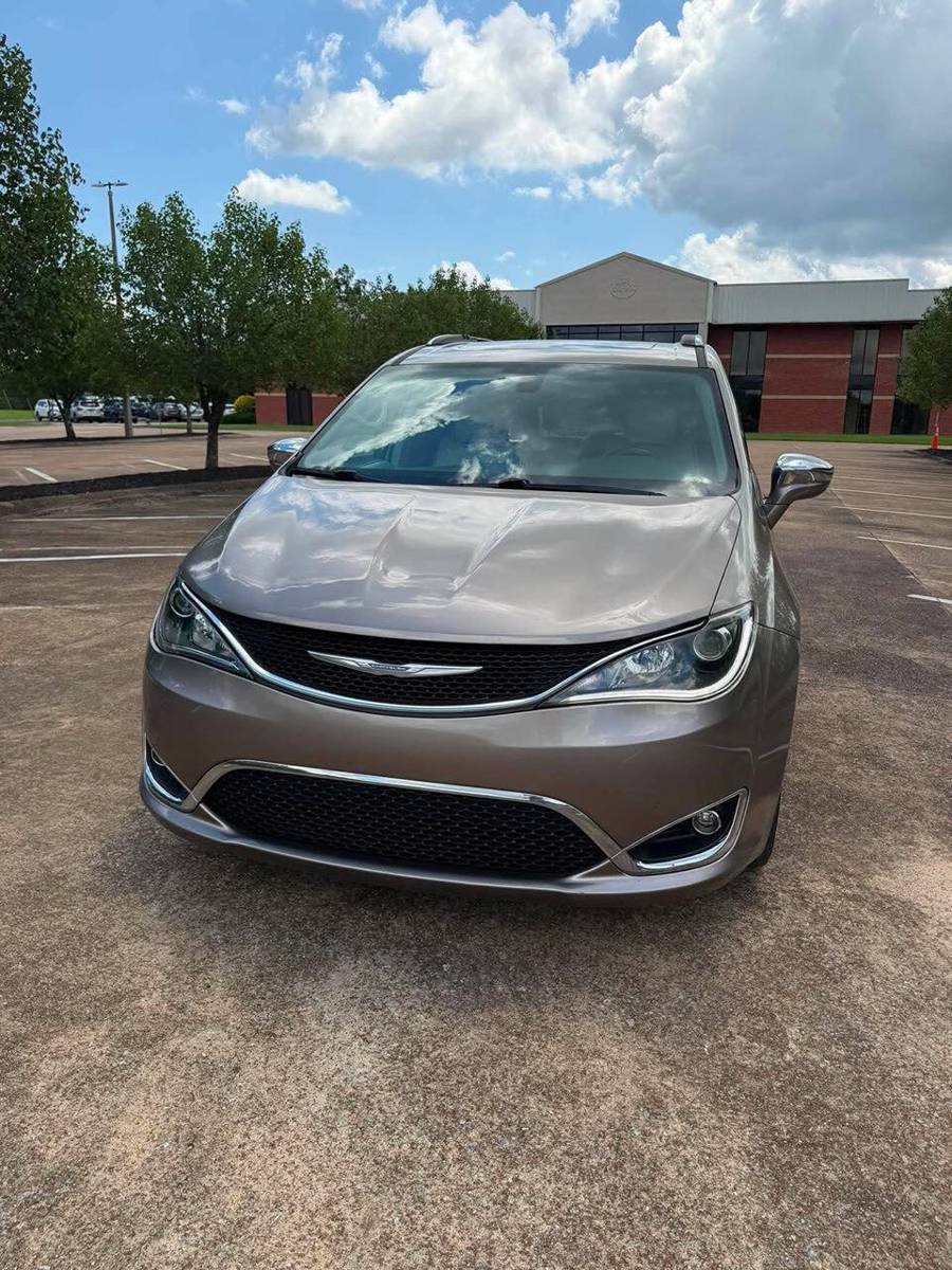 Used 2017 Chrysler Pacifica Limited FWD image 6