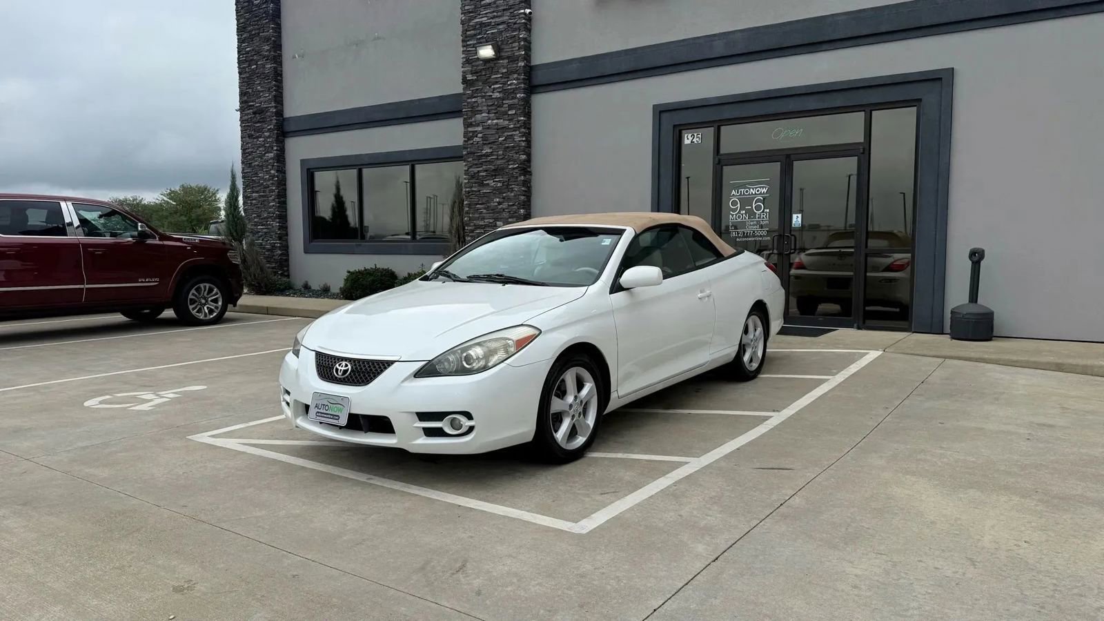 Used 2007 Toyota Solara SLE image 2