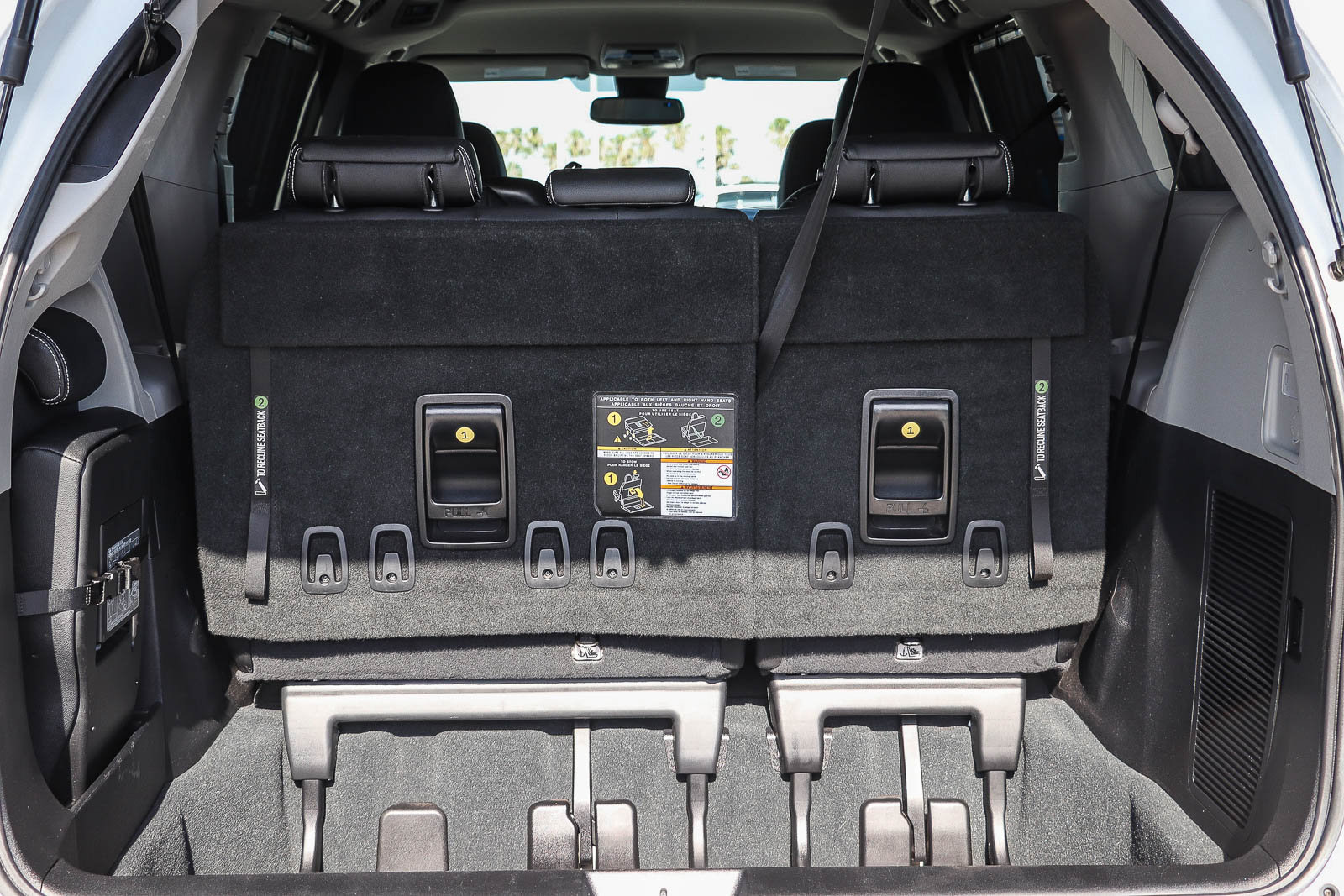 Used 2020 Toyota Sienna SE w/ Nightshade Edition FWD image 26