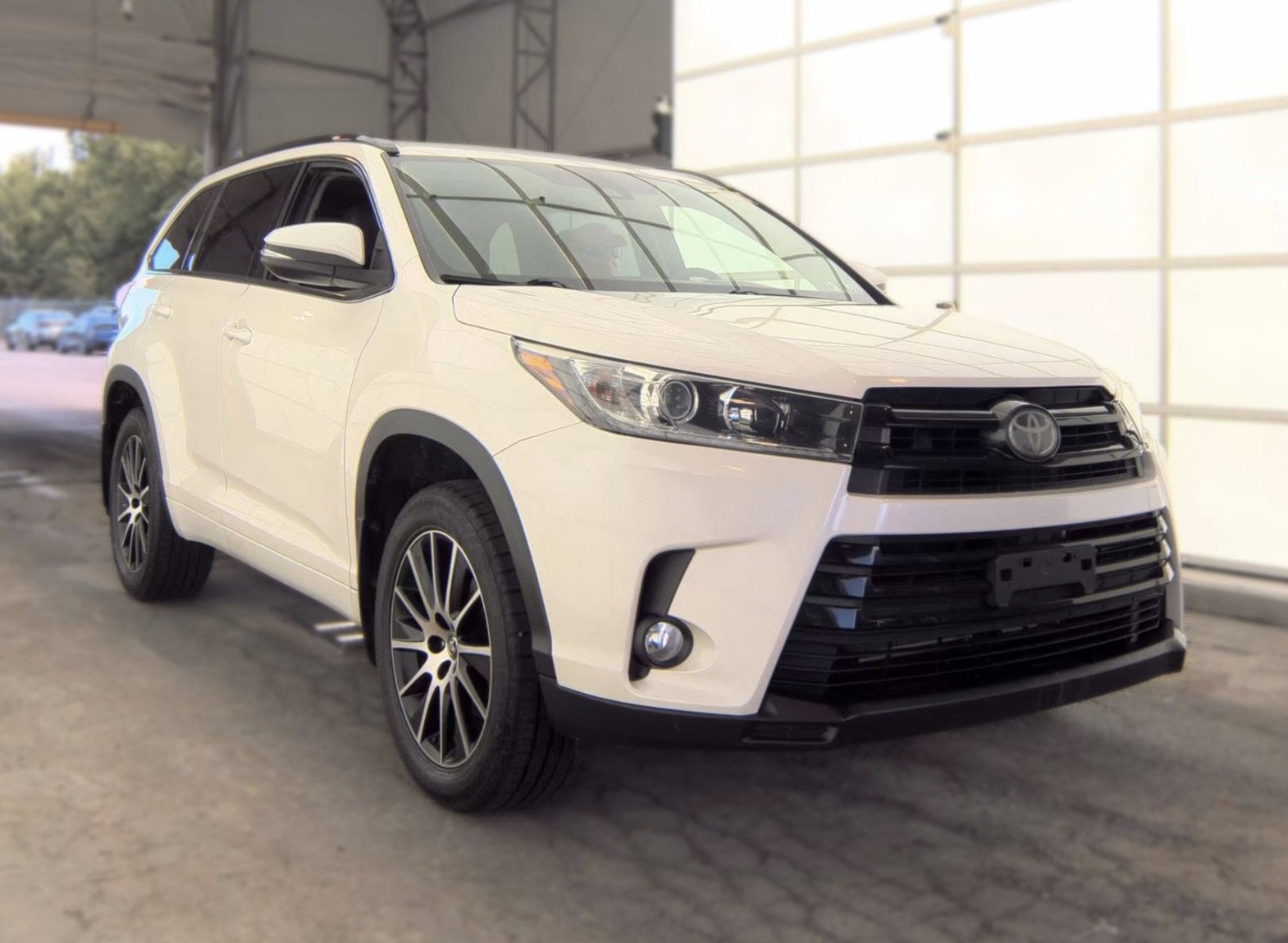Used 2018 Toyota Highlander SE AWD/4WD image 3