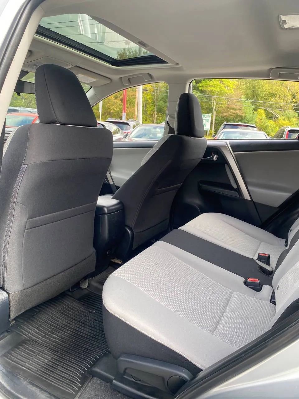 Used 2018 Toyota RAV4 XLE image 10