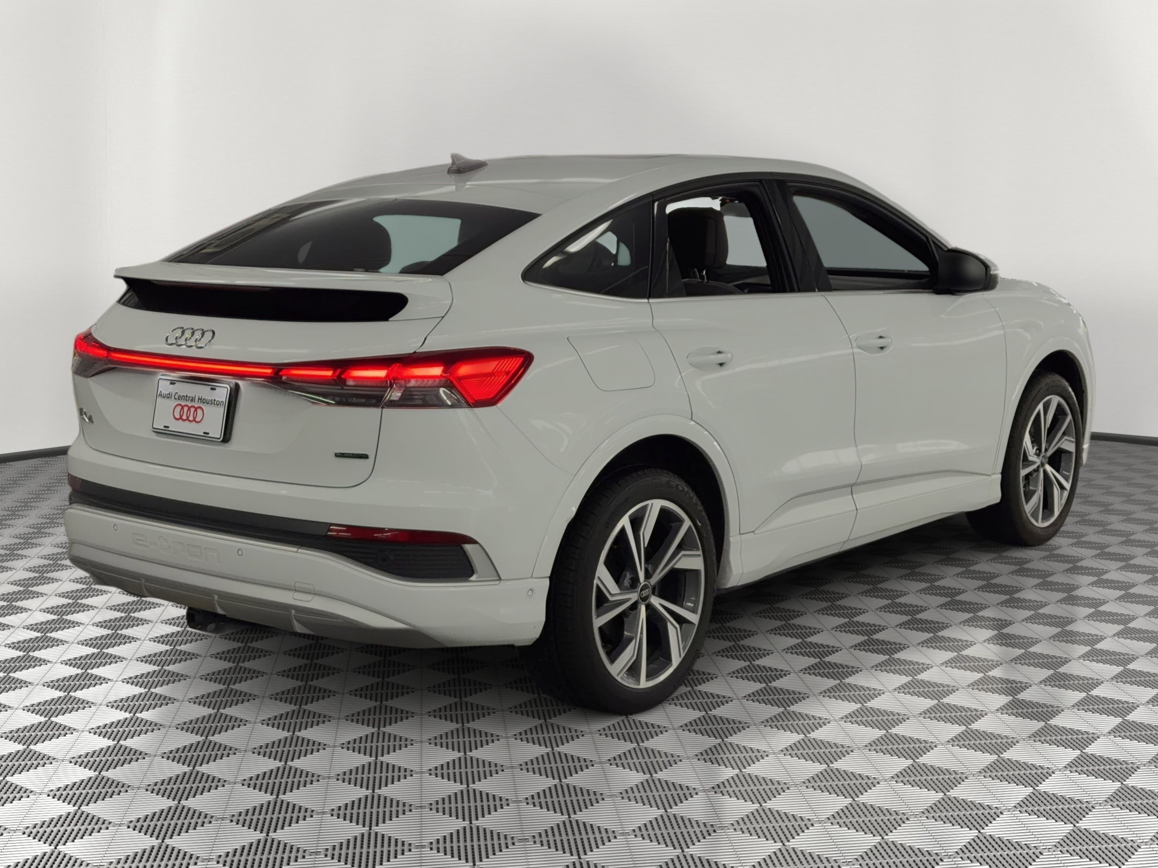 Used 2024 Audi Q4 e-tron Prestige AWD/4WD image 9
