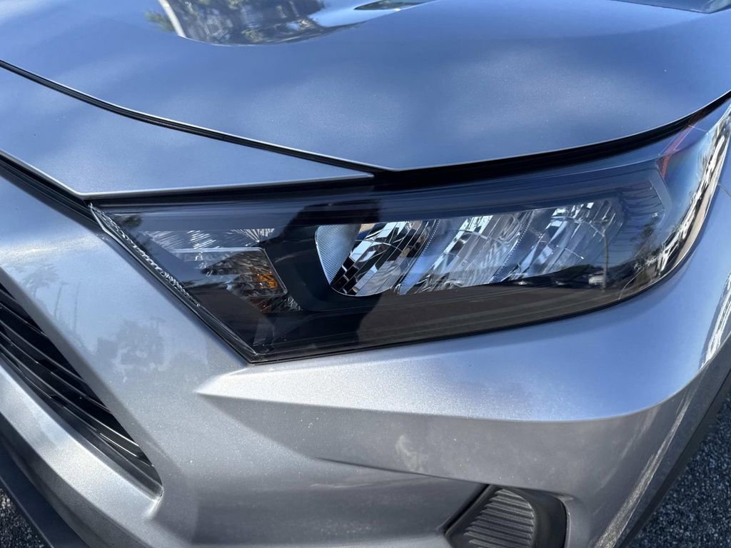 Used 2022 Toyota RAV4 LE image 10
