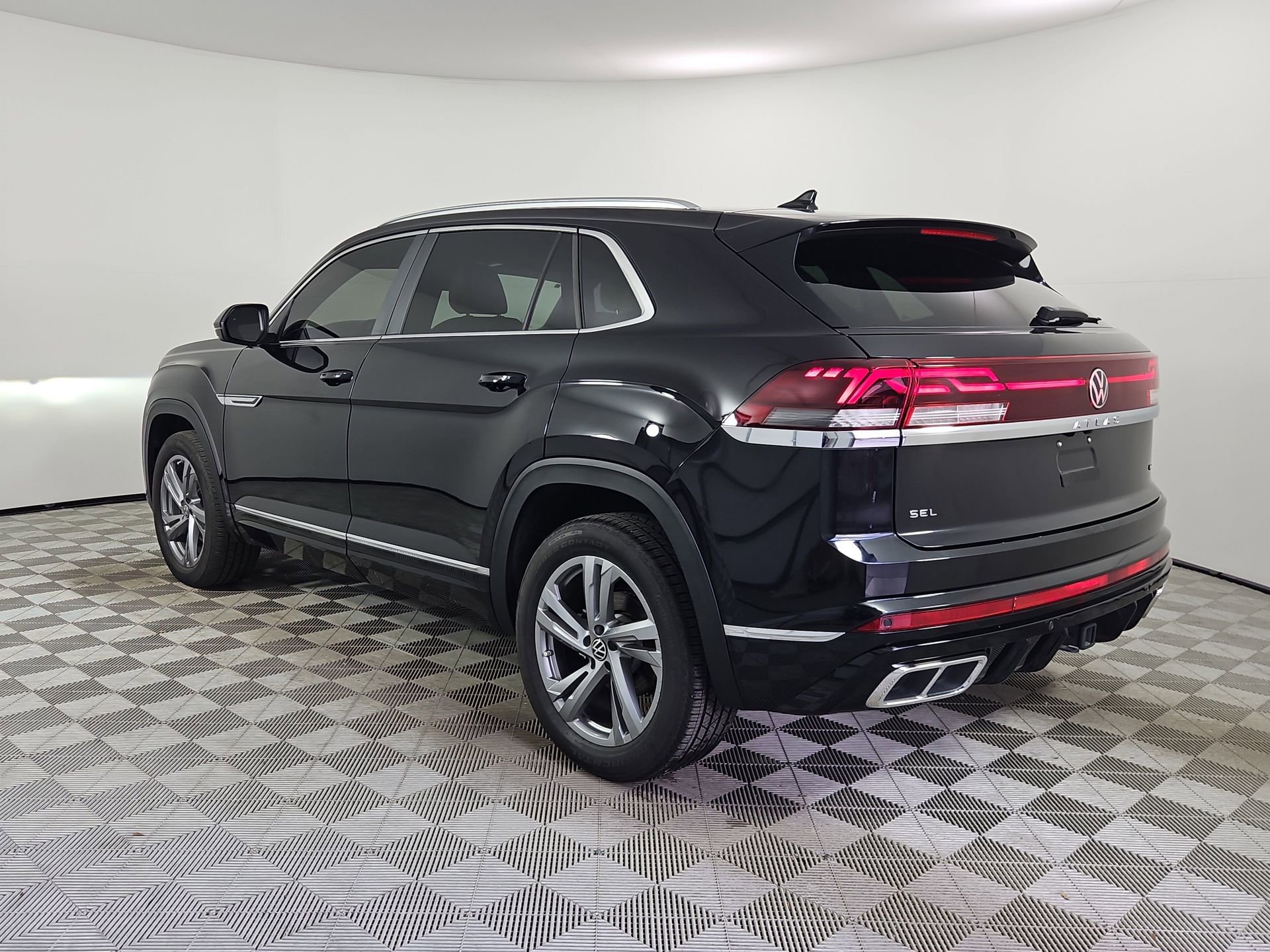 Used 2024 Volkswagen Atlas Cross Sport SEL R-Line AWD/4WD image 5