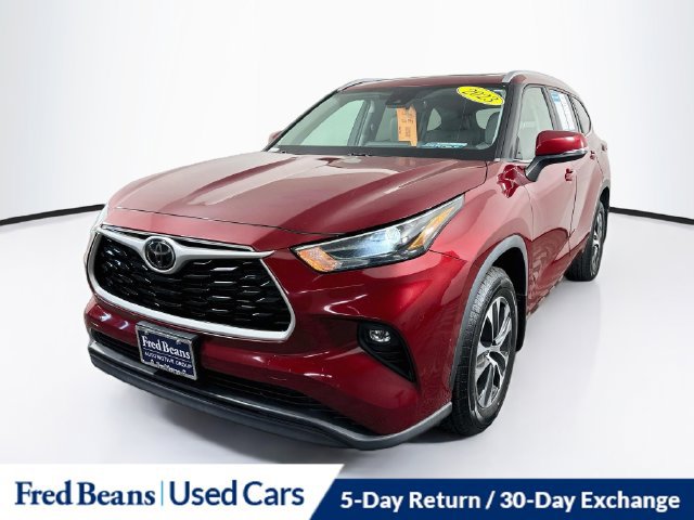 Used 2023 Toyota Highlander XLE AWD/4WD image 3