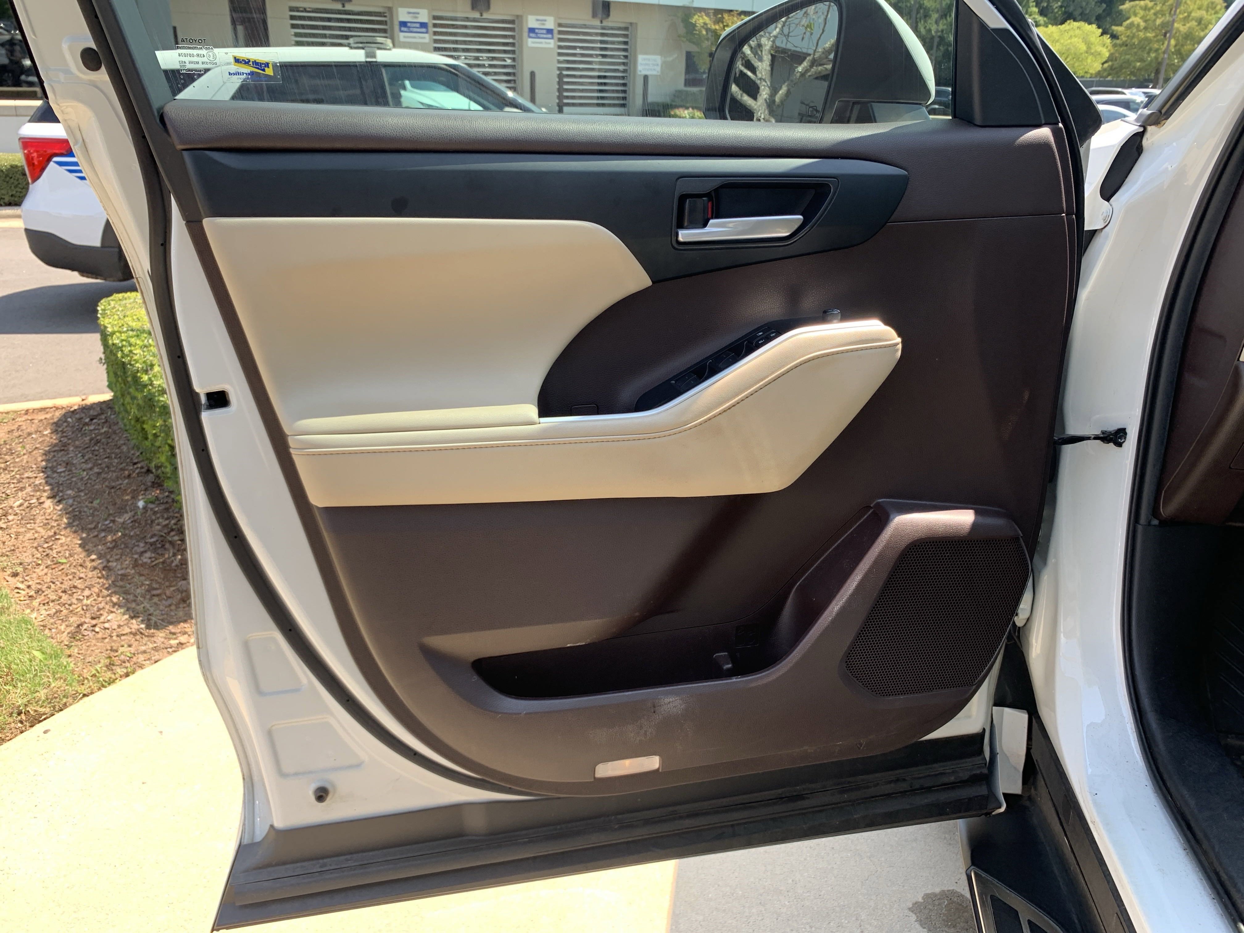 Used 2021 Toyota Highlander XLE image 14