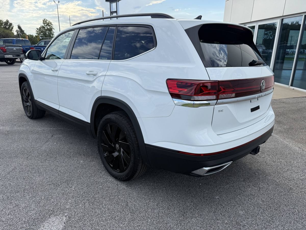 Used 2024 Volkswagen Atlas SE w/ Black Wheel Package image 4