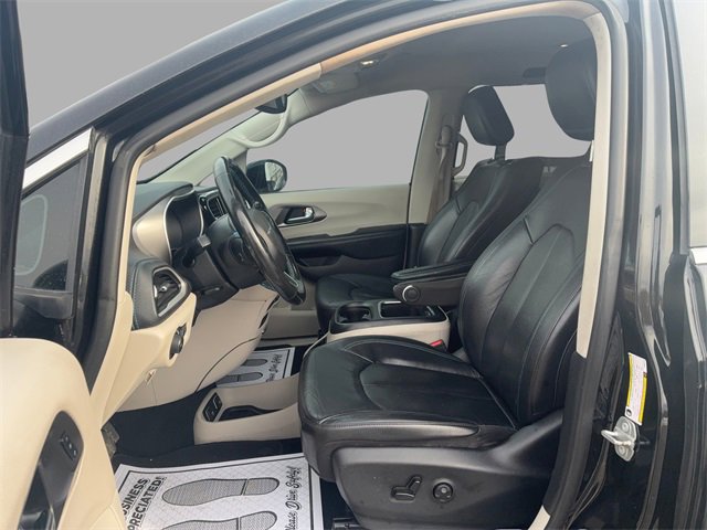 Used 2021 Chrysler Pacifica Touring-L w/ Uconnect Theater Family Group image 9