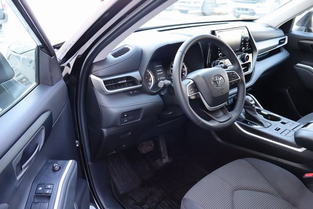Used 2022 Toyota Highlander LE image 4