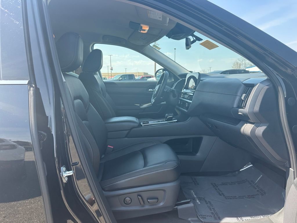 Used 2025 Nissan Pathfinder SL AWD/4WD image 17