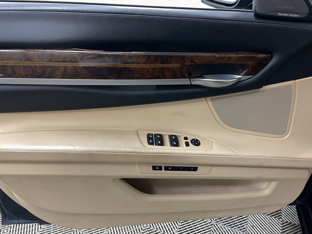 Used 2015 BMW 750Li xDrive image 28