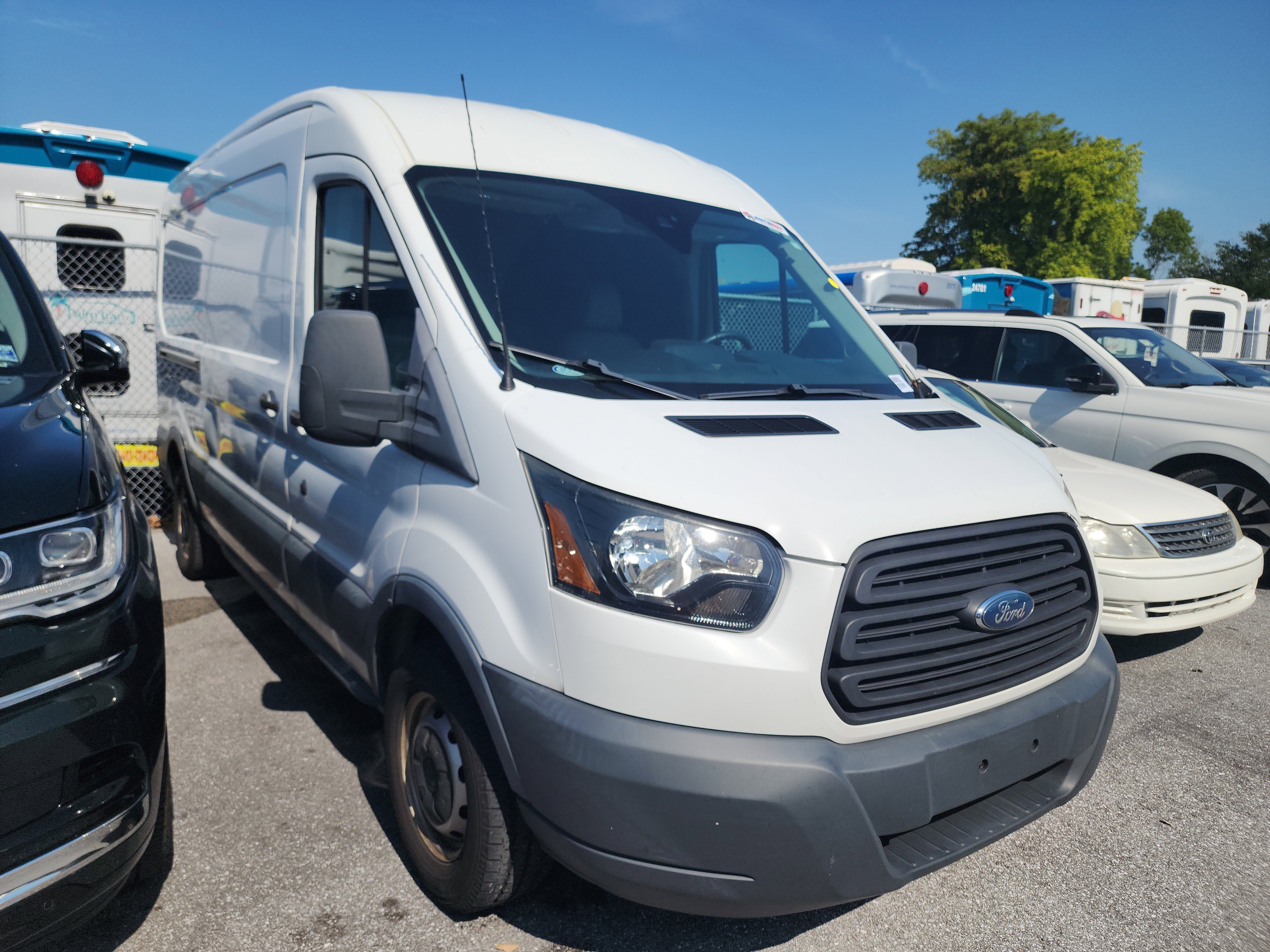Used 2018 Ford Transit 250 148 Medium Roof RWD image 3