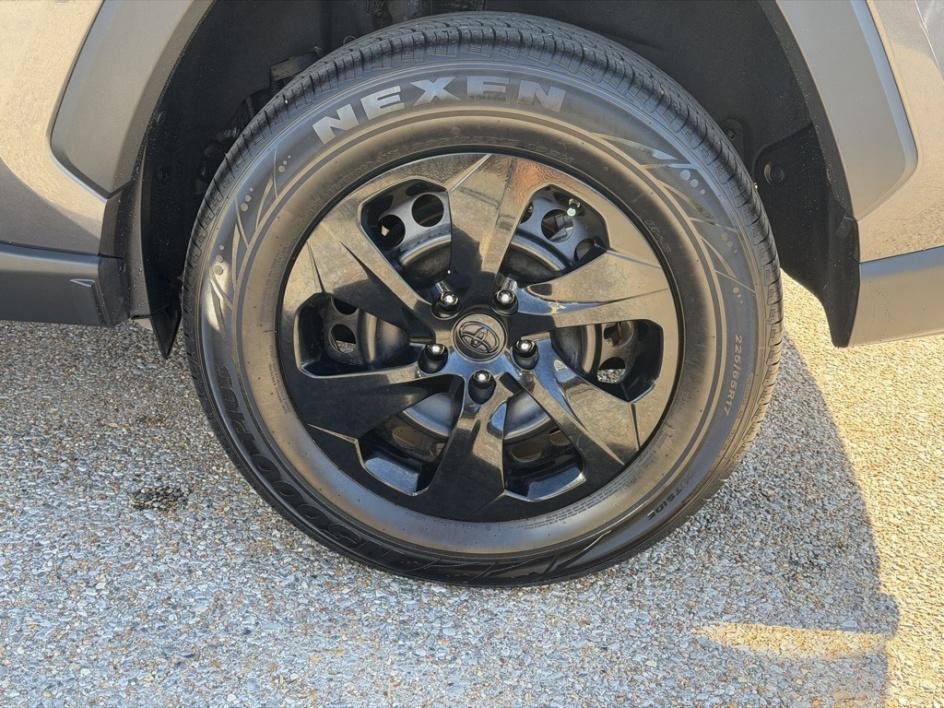 Used 2019 Toyota RAV4 LE image 10