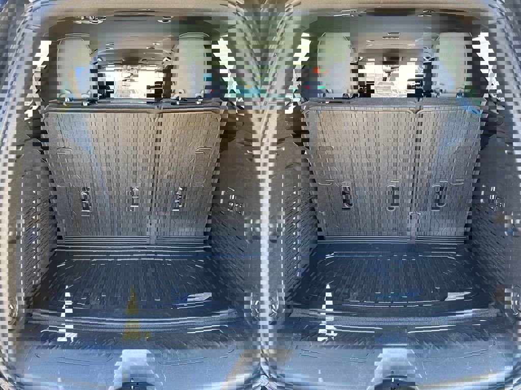 Used 2023 GMC Yukon SLT w/ SLT Luxury Package image 36