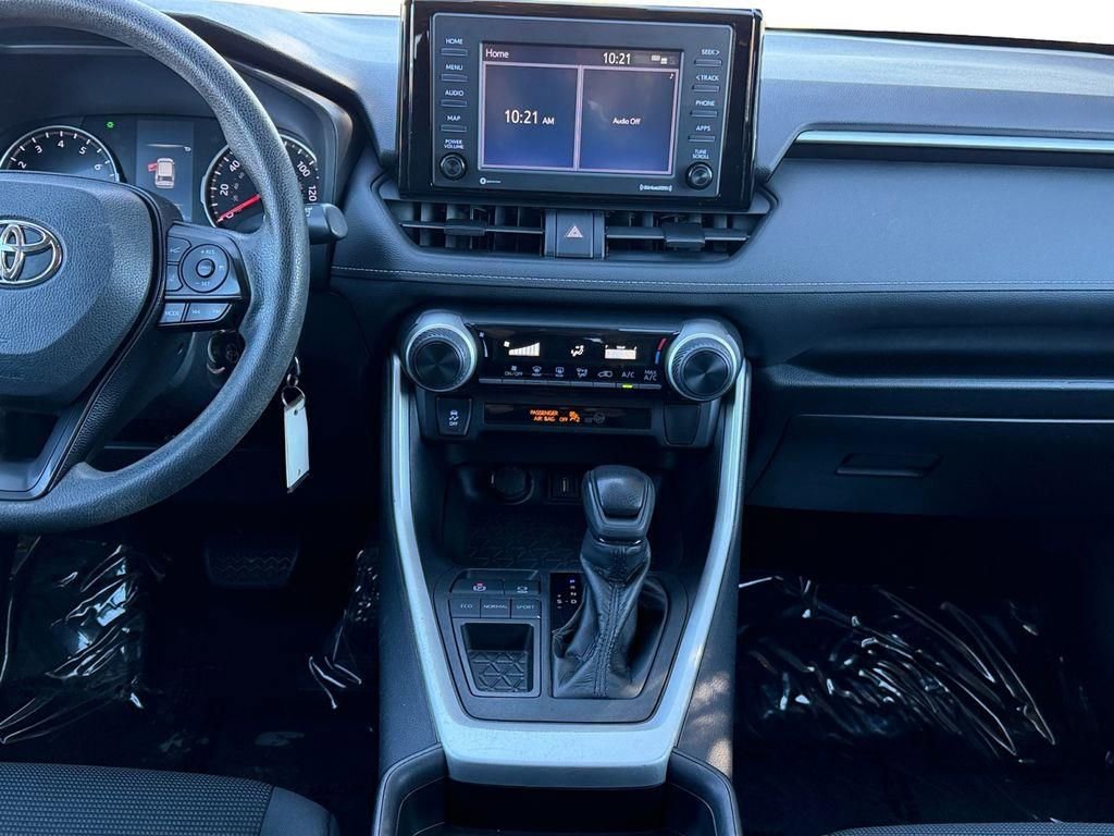 Used 2021 Toyota RAV4 LE image 11