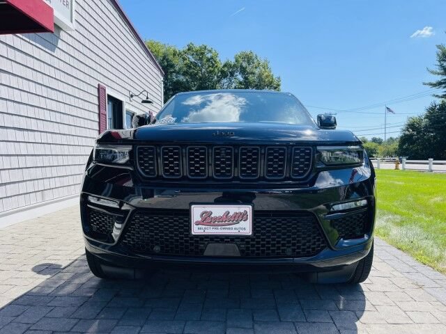 Used 2025 Jeep Grand Cherokee Summit w/ Obsidian Package AWD/4WD image 3