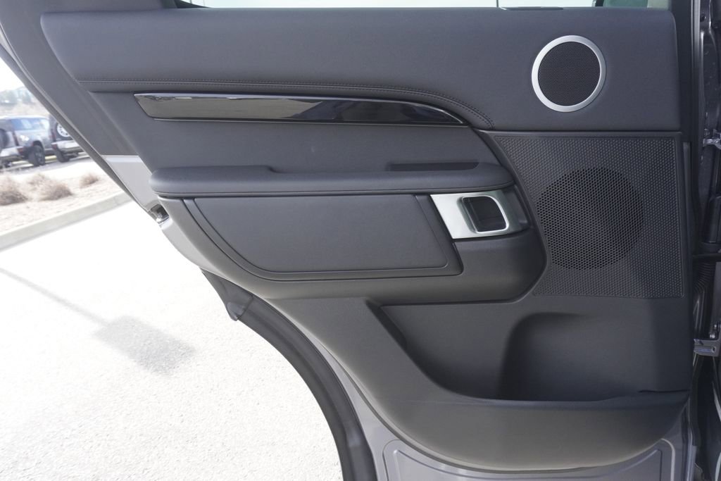 Used 2025 Land Rover Discovery S image 28