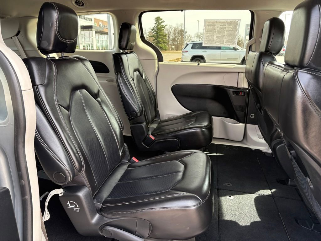 Certified 2023 Chrysler Pacifica Touring-L FWD image 16