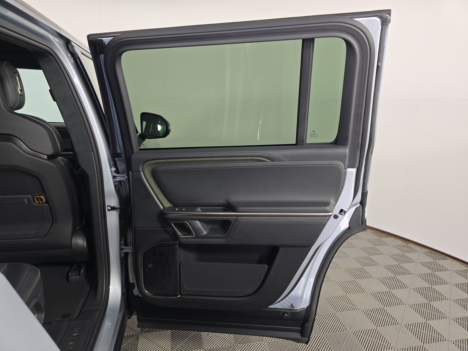 Used 2024 Rivian R1S Adventure AWD/4WD image 19
