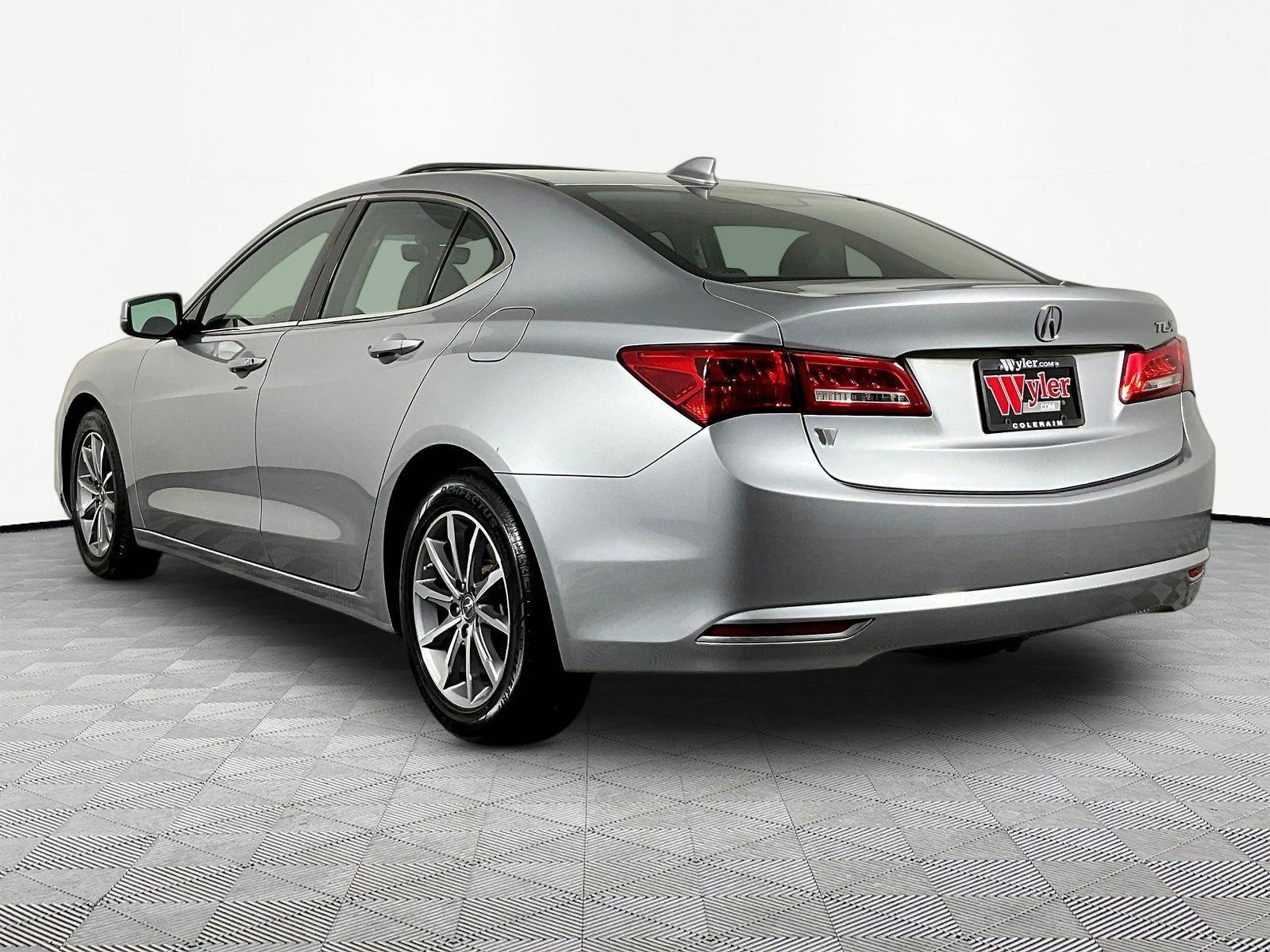 Used 2018 Acura TLX FWD image 3