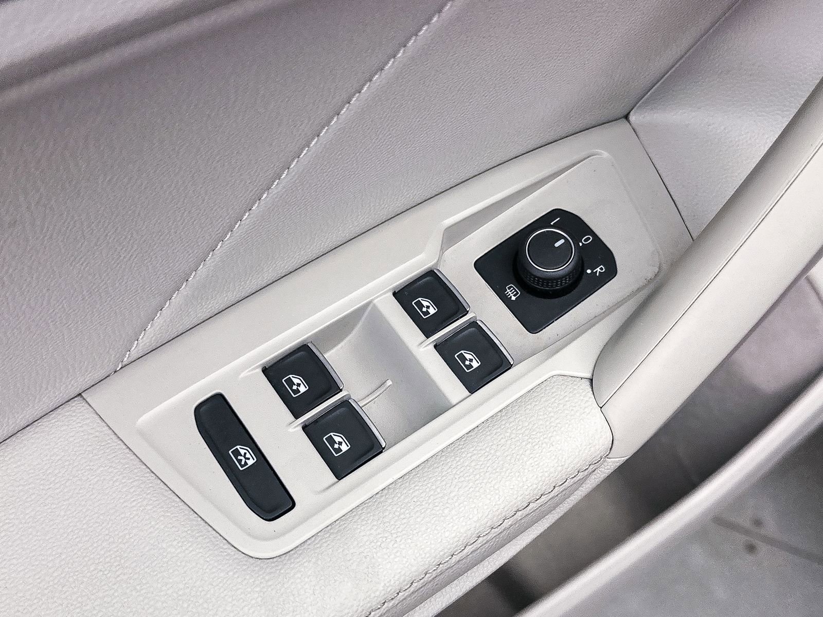 Used 2022 Volkswagen Tiguan SE w/ Panoramic Sunroof Package AWD/4WD image 18
