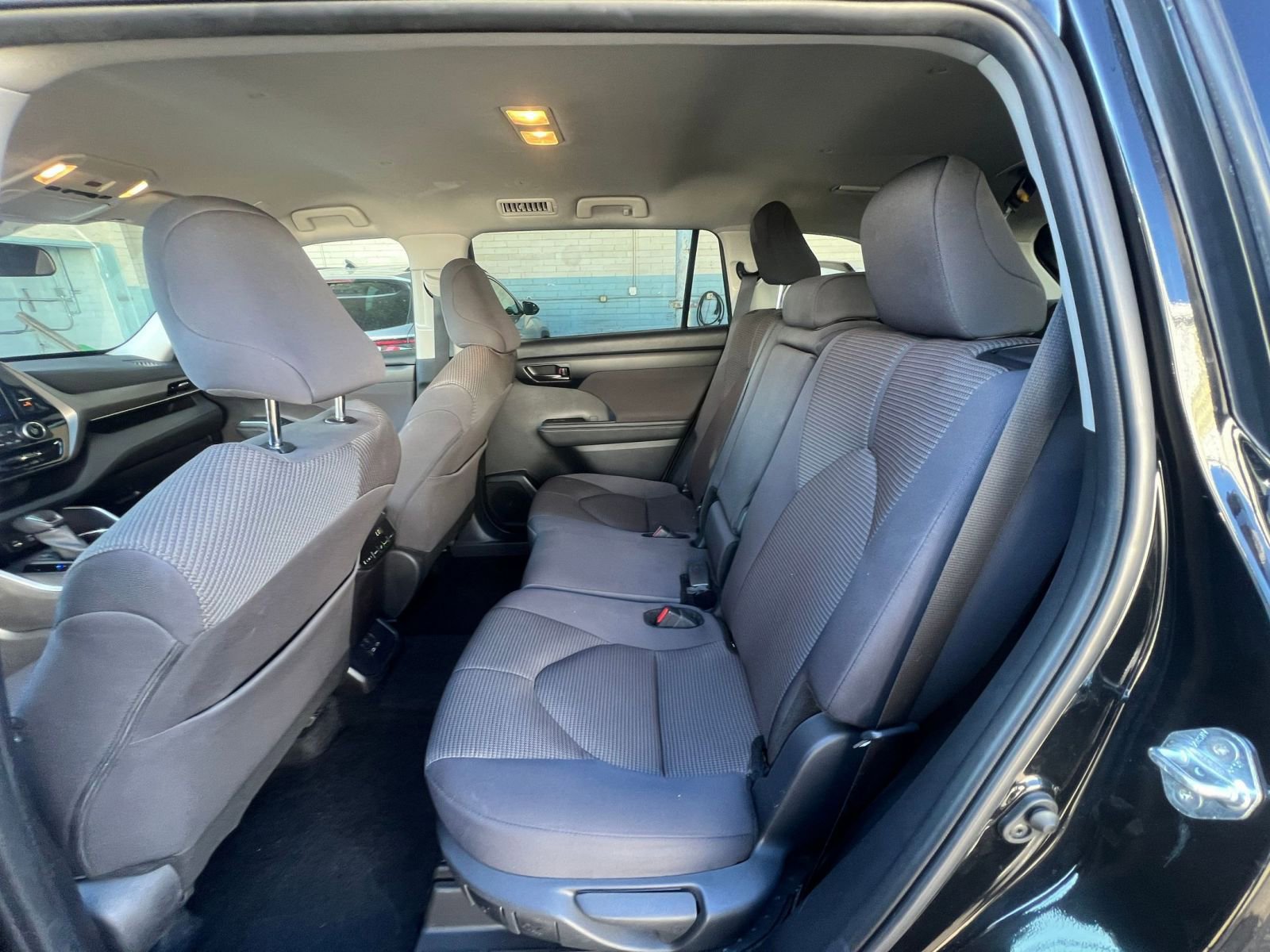 Used 2025 Toyota Highlander LE image 27