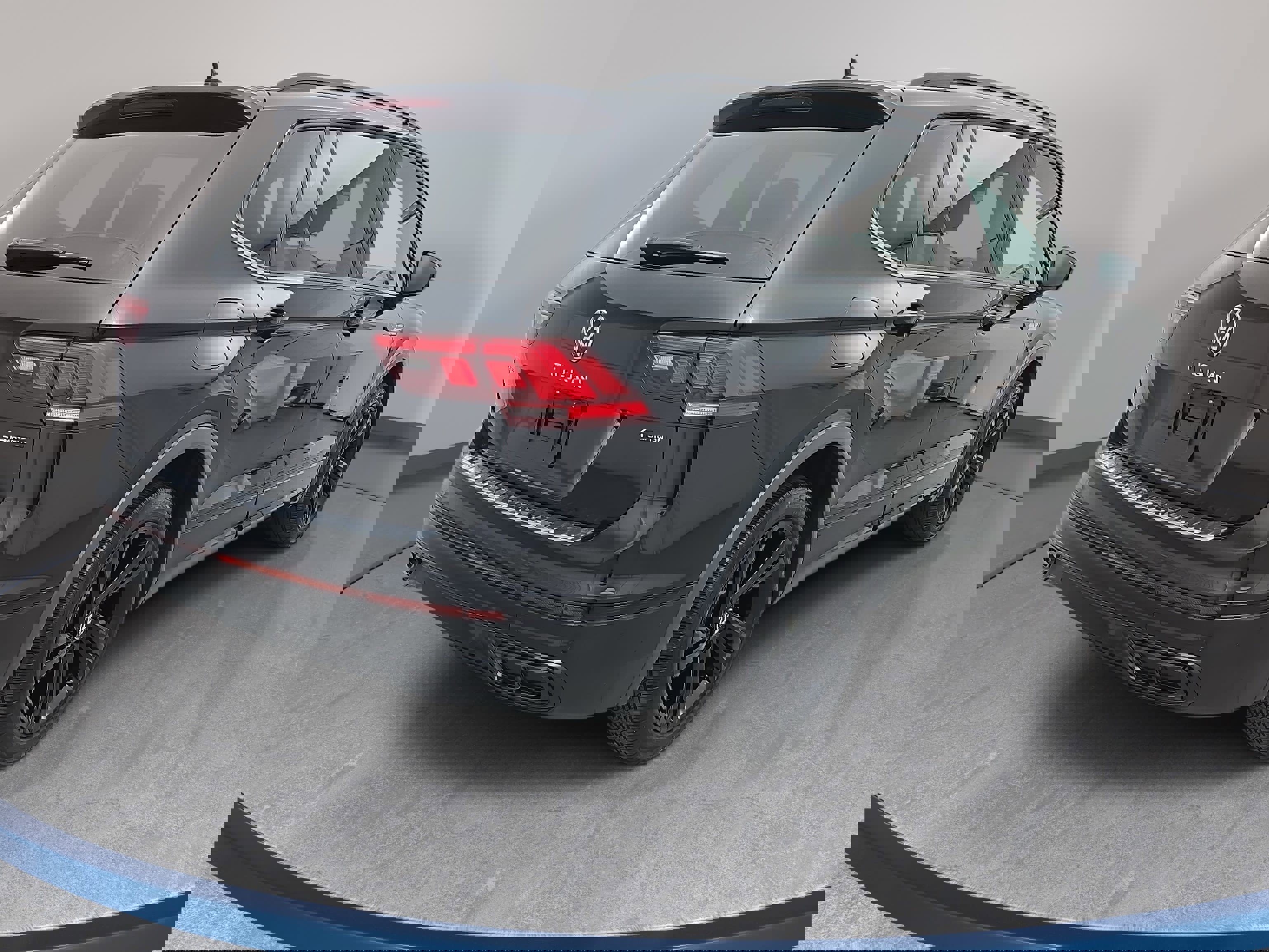 Certified 2024 Volkswagen Tiguan SE R-Line image 5