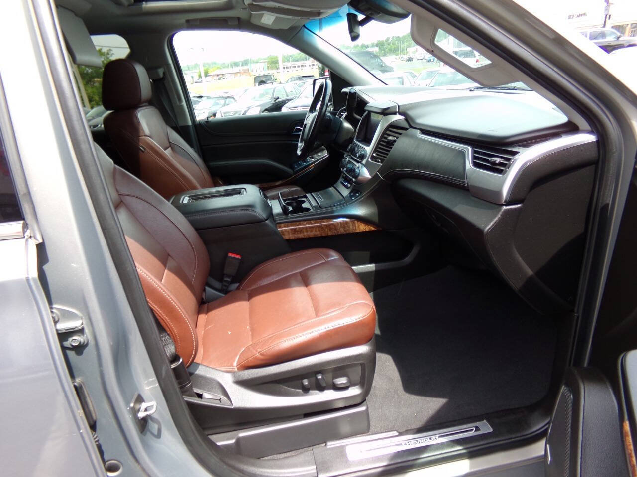 Used 2019 Chevrolet Suburban Premier w/ Premier Plus Edition AWD/4WD image 36